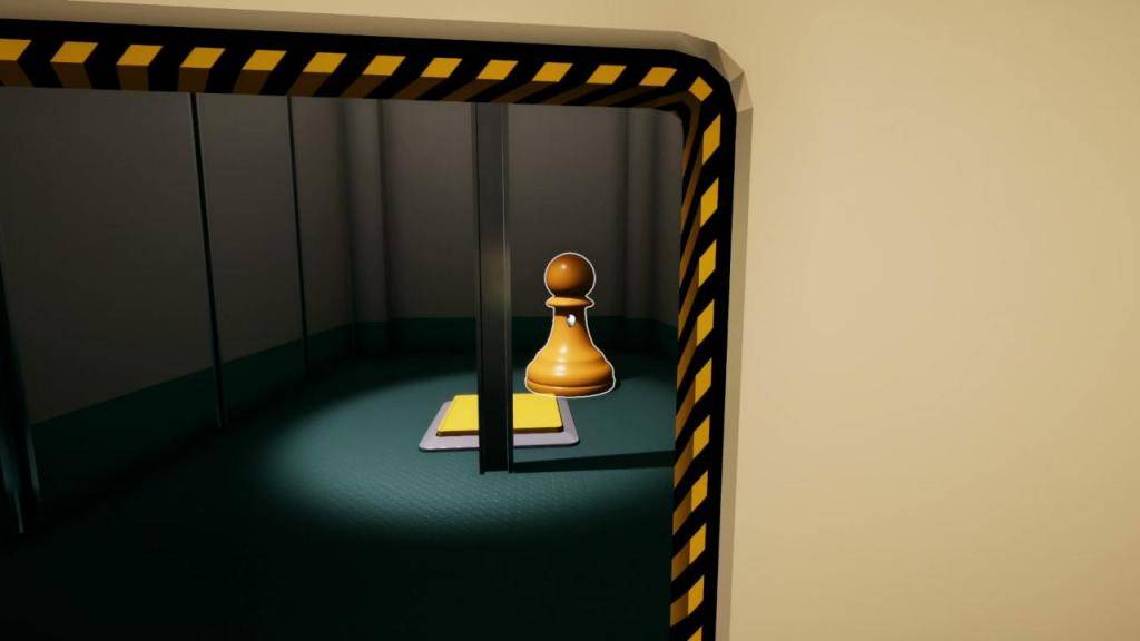 Un pezzo di scacchi è tenuto vicino a un pulsante giallo.